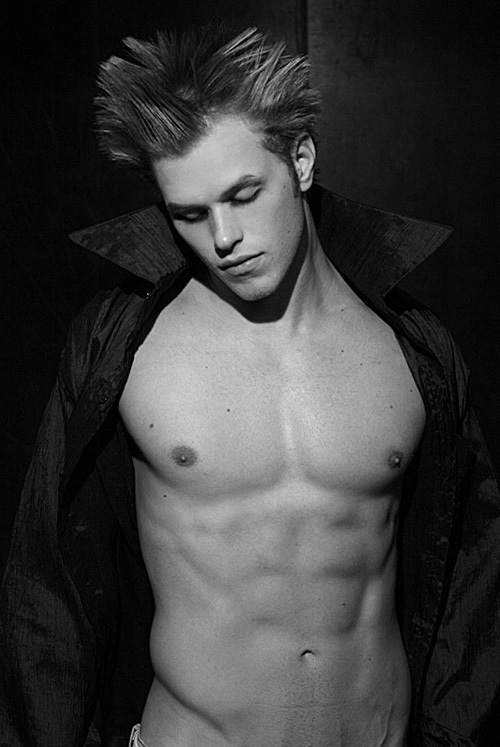 Kellan-Lutz-kellan-lutz-1276278-500-747.jpg